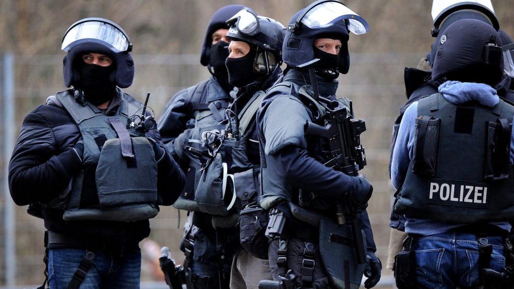 مجهولون يهاجمون رجال شرطة في ألمانيا ويصيبونهم بجروح