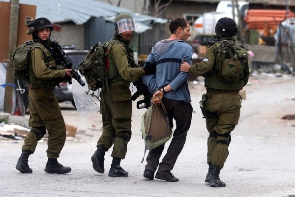 الاحتلال يعتقل 10 فلسطينيين من الضفة الغربية والقدس