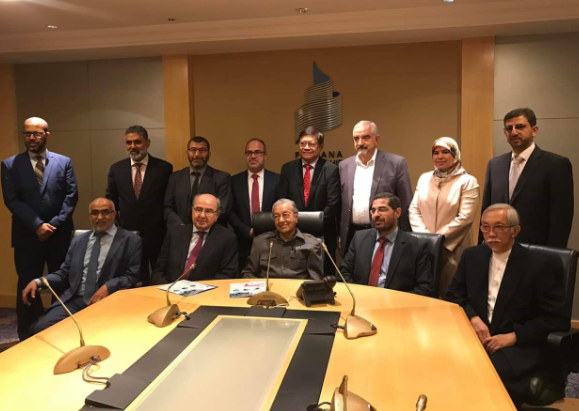 رئيس وزراء الماليزي يستقبل وفد الهيئة العربية الدولية لإعمار فلسطين برئاسة المصري