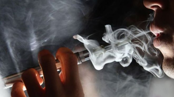 أول حالة وفاة بسبب السجائر الإلكترونية و "مرض غامض" يصيب الجهاز التنفسي