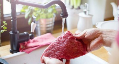 العلماء يحذرون من خطورة غسل اللحوم قبل طبخها