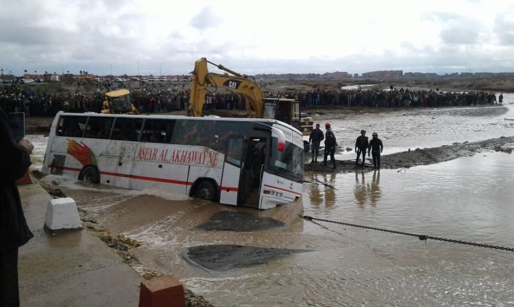  11  وفاة بانقلاب حافلة جراء سيول بالمغرب