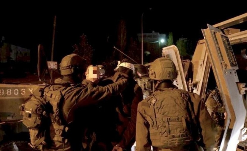 اعتقالات صهيونية بالضفة تطال 14 شاباً