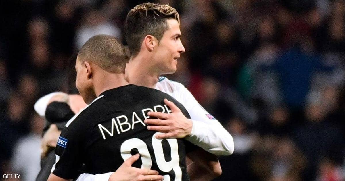 بعد نهاية عهده مع ميسي.. رونالدو يرشح 4 نجوم للكرة الذهبية