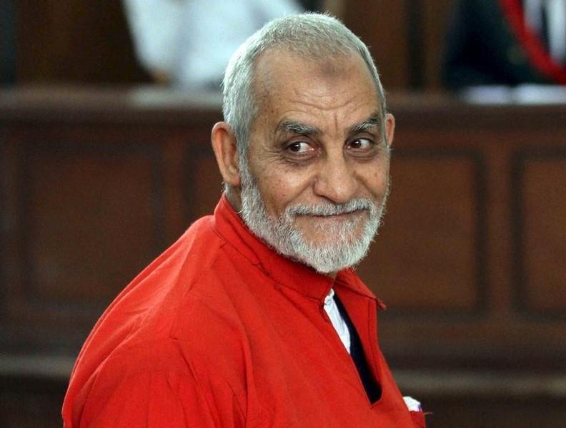 الحكم بالسجن المؤبد بحق مرشد الإخوان في مصر و10 آخرين في قضية "التخابر مع حماس"
