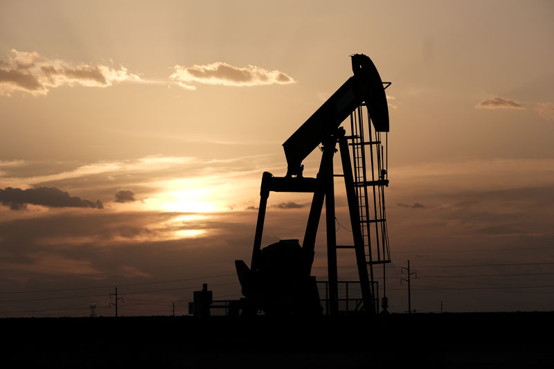 النفط يرتفع بعد تقرير مخزونات الخام الأميركية