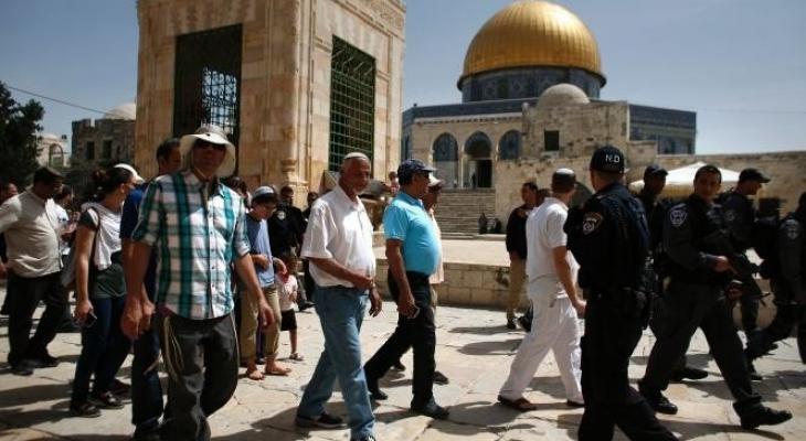 عشرات المستوطنين المتطرفين يقتحمون المسجد الأقصى المبارك
