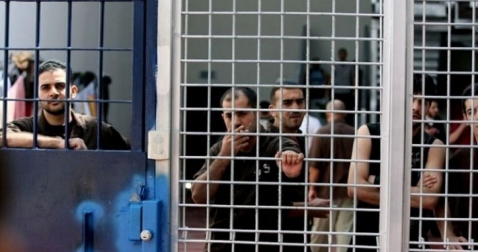 22 أسيرا يشرعون بالإضراب وغرامات بحق الاسرى الأطفال