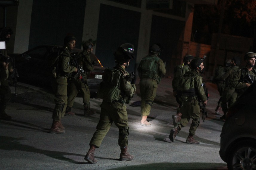 حملة اعتقالات صهيونية تطال 8 فلسطينيين في الضفة الغربية والقدس