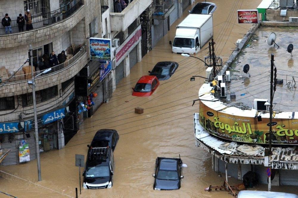 تجارة عمان توزع الدفعة الاولى من تعويضات متضرري السيول