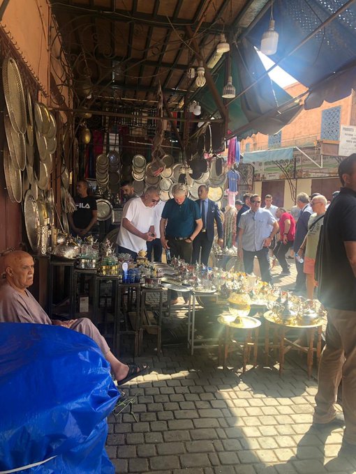 بيل كلينتون يتجول في شوارع مراكش المغربية.. مصور
