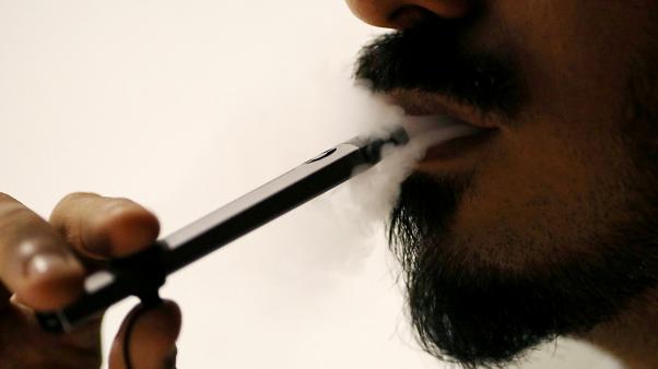 العلماء يحاولون حل لغز أمراض غامضة مرتبطة بالسجائر الإلكترونية 
