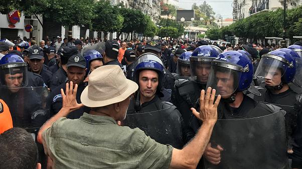 رغم الإجراءات الأمنية المشددة.. الآلاف يتظاهرون في الجزائر في الجمعة الـ31