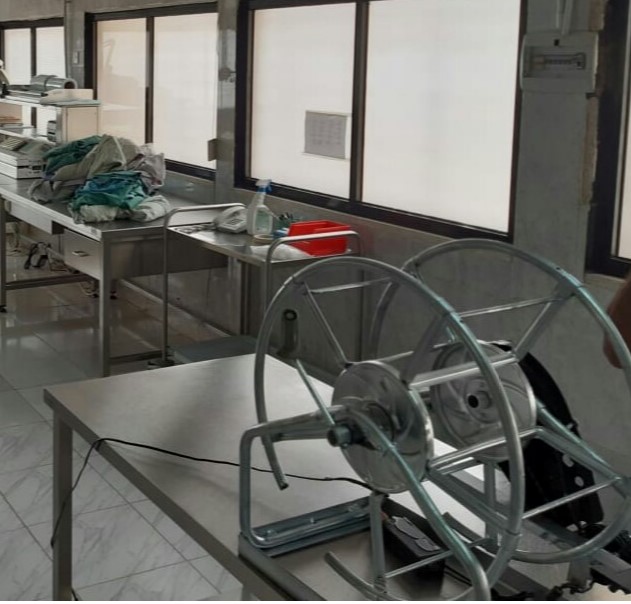 قسم عمليات مستشفى المفرق الحكومي يبتكر آلة لإعداد الشاش الطبي