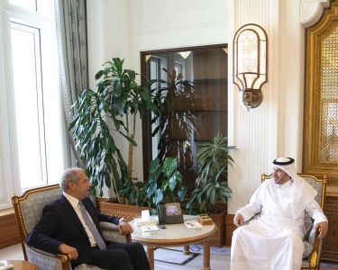 رئيس مجلس الوزراء القطري يستقبل السفير الأردني لدى الدوحة