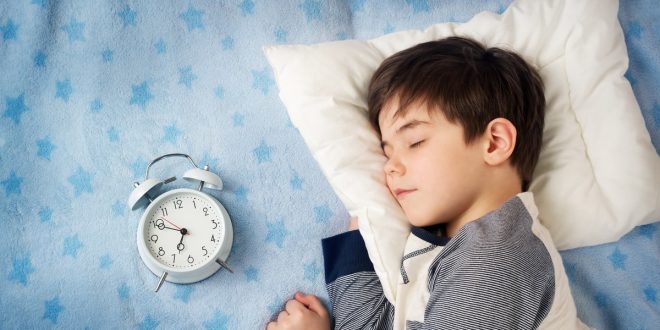 نصيحة للطلبة: من ينام أبكر يحقق درجات أفضل