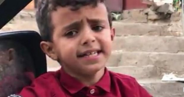 طفل يمني يغني بصوت ساحر في شوراع صنعاء ويشعل مواقع التواصل الاجتماعي