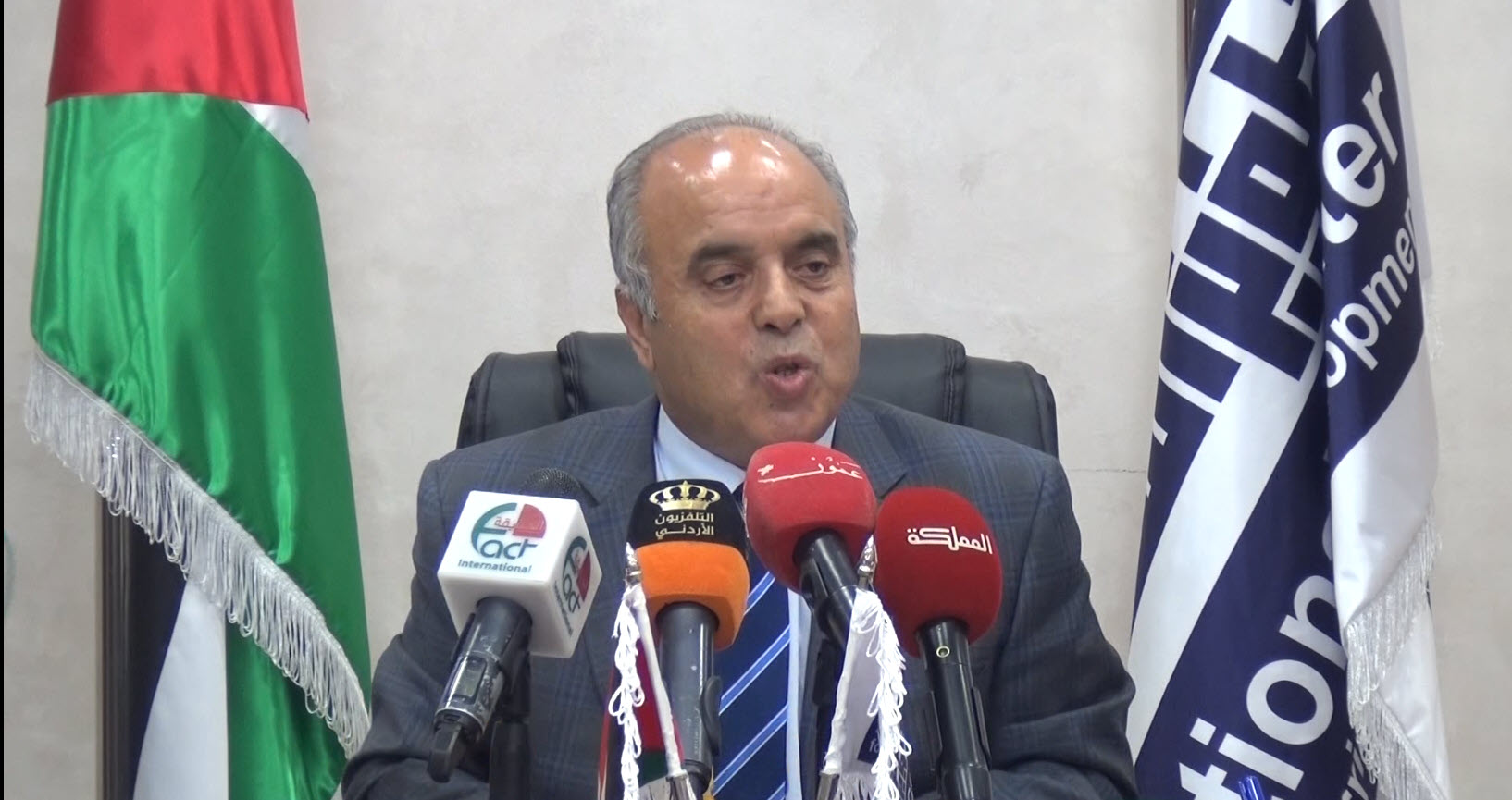 محافظة: سنأخذ بالملاحظات الواردة من الميدان حول المناهج – نقرير تلفزيوني