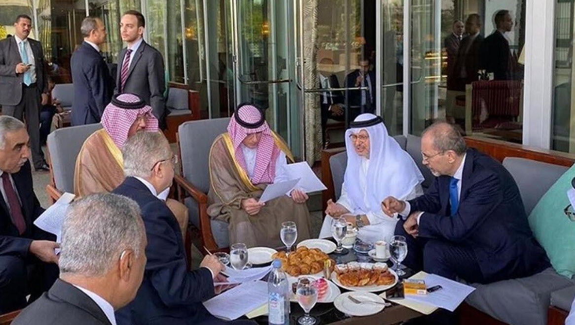 طاولة "شهية" تجمع وزراء خارجية دول عربية