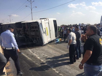إصابة 31 سائحا إثر تدهور حافلتهم في منطقة رأس النقب