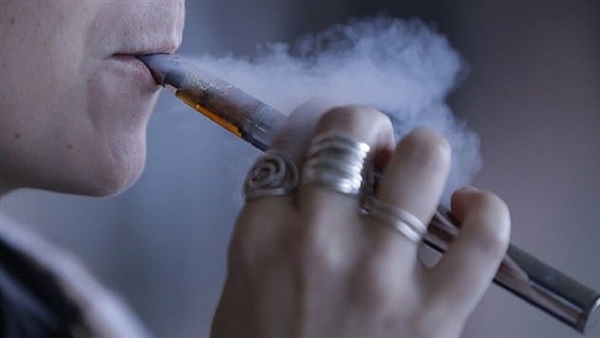 السجائر الإلكترونية "تهدد" حياة غير المدخنين بعد شهر من استخدامها!