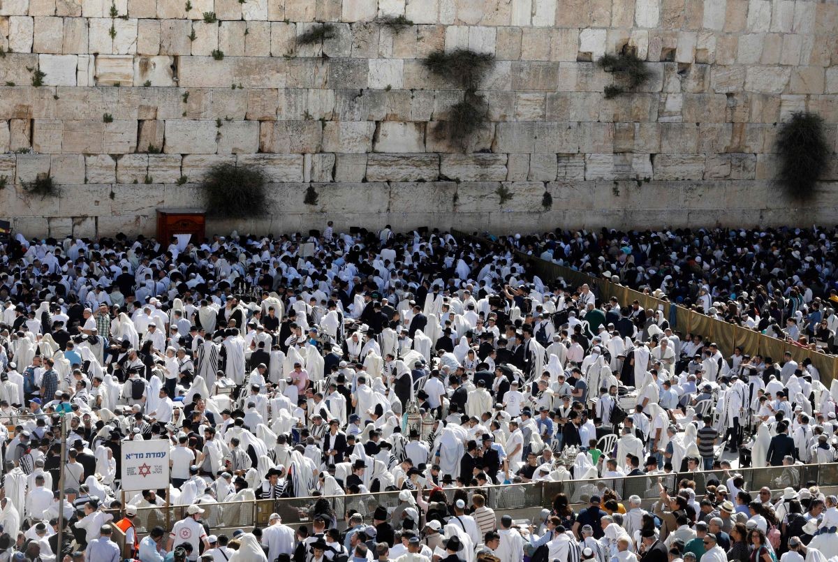 آلاف المستوطنين يقتحمون حائط البراق بالقدس المحتلة