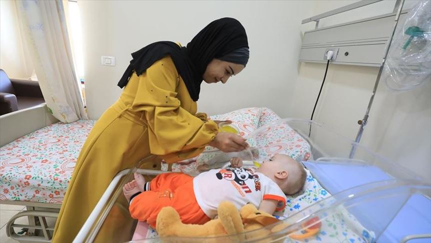 فلسطينية تتطوع لرعاية “رضيع” منعت "إسرائيل" والدته من مرافقته للعلاج