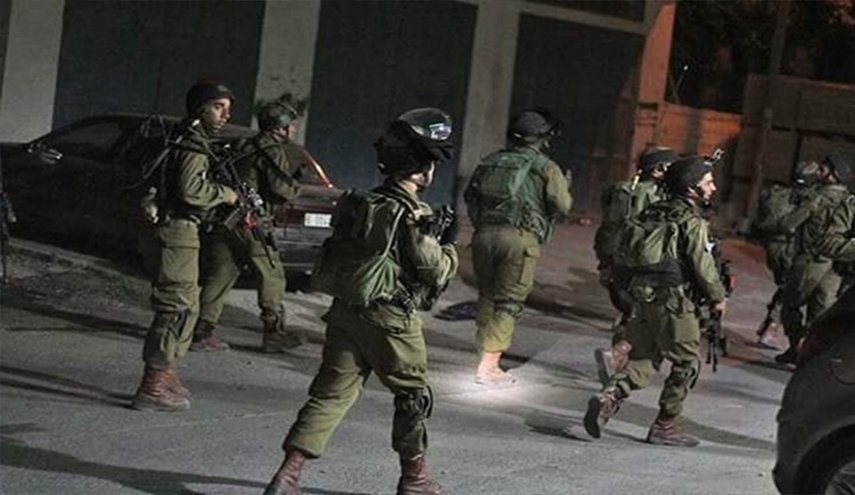 الاحتلال يعتقل 20 فلسطينيًا من الضفة الغربية والقدس المحتلتين