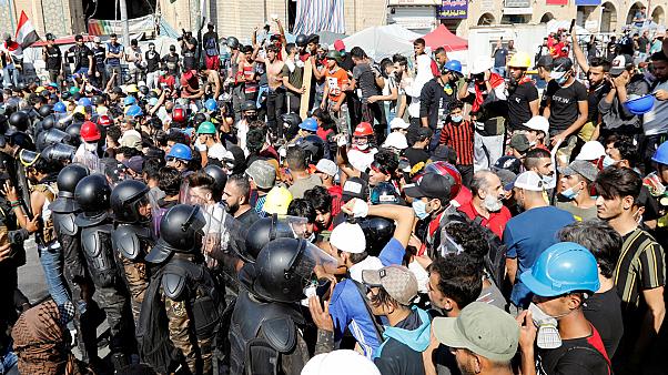 متظاهرون يغلقون مدخل مصفاة جنوب العراق والشرطة تطلق الرصاص الحي في بغداد