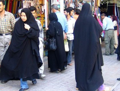 امرأتان تهاجمان رجل دين إيرانيا بعدما انتقدهما لتجولهما مع كلبيهما