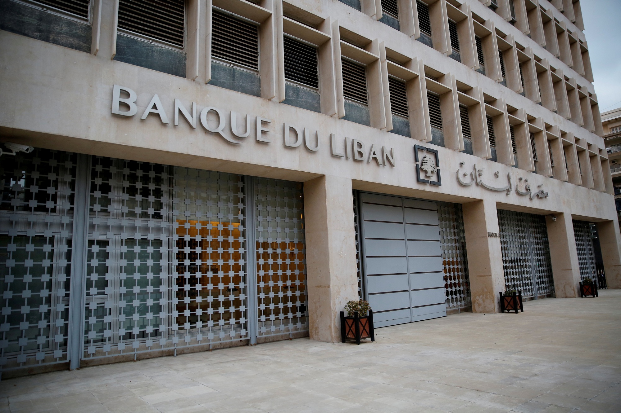 حاكم مصرف لبنان يقول إن الودائع محمية ويتعهد بصيانة استقرار الليرة