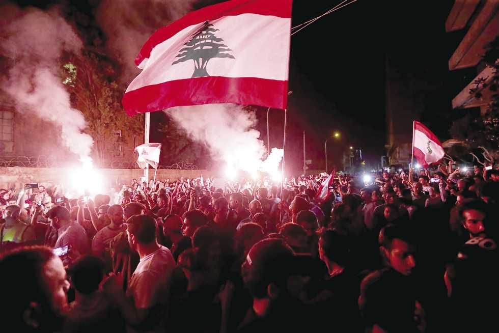 المحتجون في لبنان يلجأون إلى شل المؤسسات