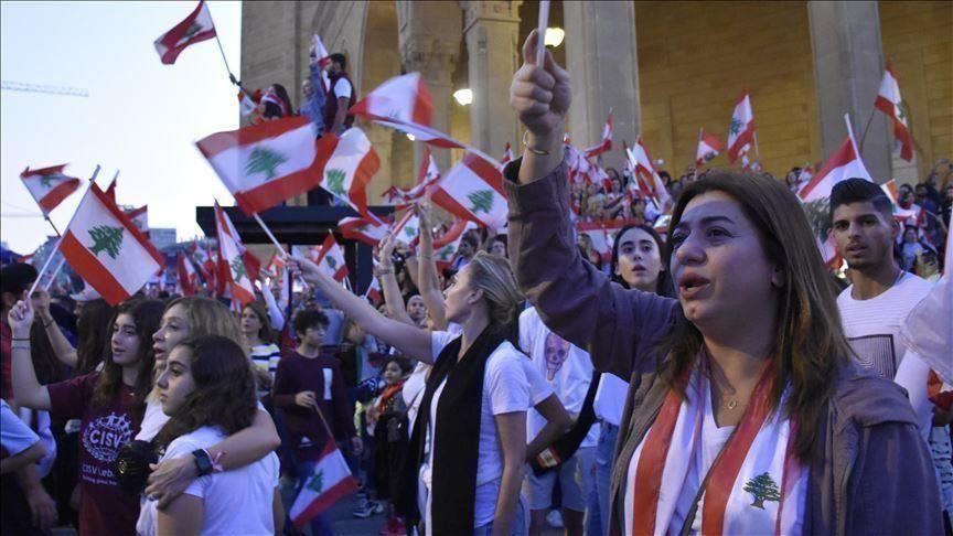 احتجاجات لبنان تتواصل رغم بوادر انفراج سياسي