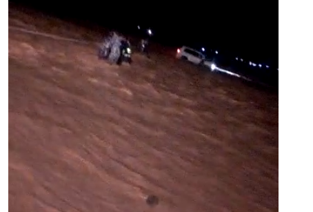 انقاذ شخصين في الصفاوي بعد ان جرفت السيول مركبتهما.. فيديو
