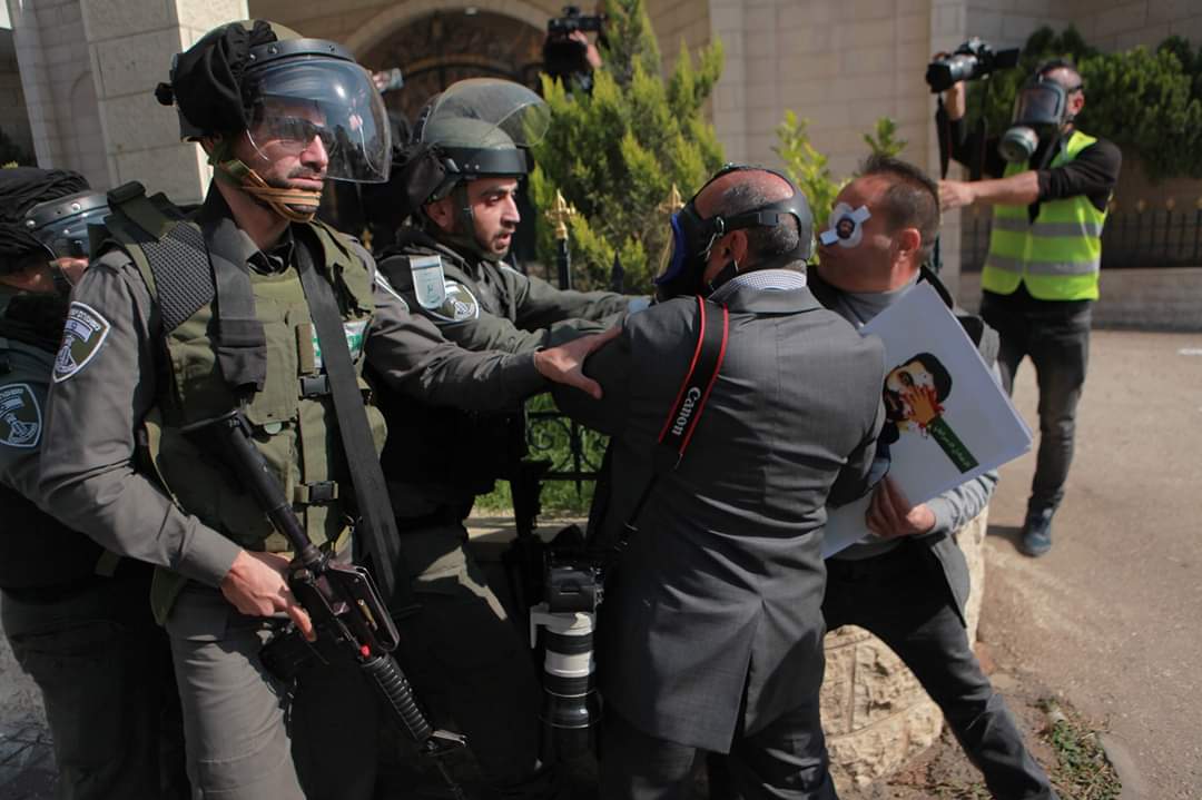  قوات الاحتلال تقمع وقفة للصحفيين في بيت لحم.. مصور 