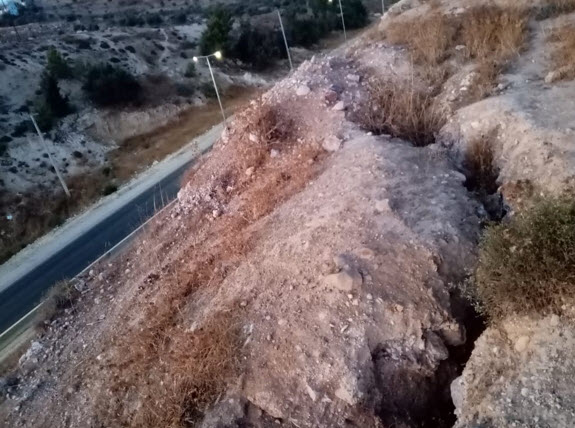جرش.. تصدعات في جبل النبي هود ومخاوف من انهيارات خلال الشتاء.. مصور