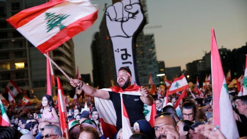 تجدد المظاهرات في ساحتي رياض الصلح والشهداء وسط بيروت