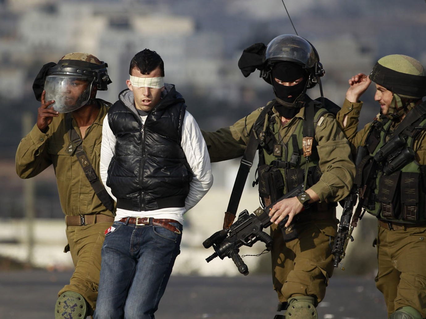 قوات الاحتلال تعتقل 30 فلسطينيا بينهم أطفال