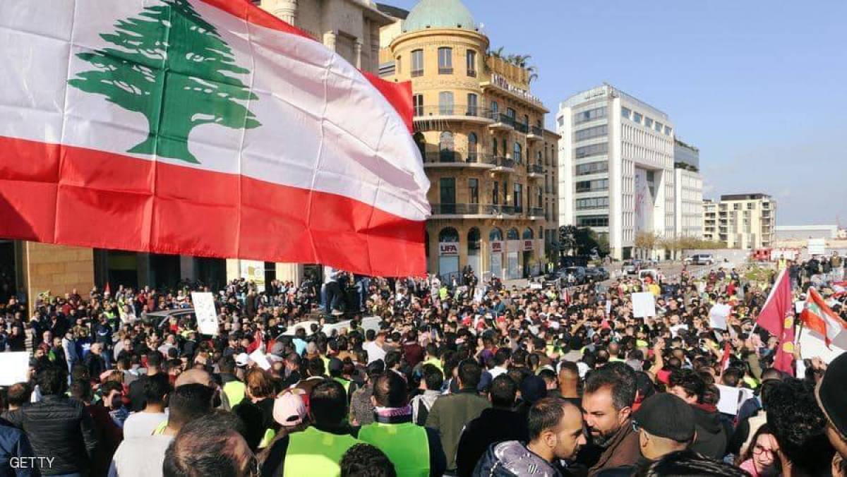 اللبنانيون سحبوا مليارات الدولارات من البنوك وأودعوها في بيوتهم
