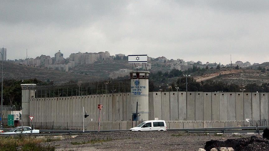 40 معتقلا فلسطينيا في سجن "عسقلان" يشرعون بالإضراب عن الطعام