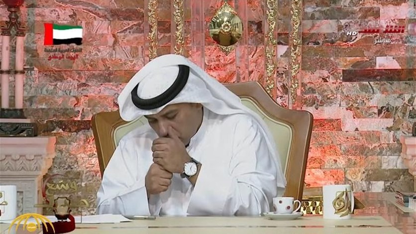 إعلامي كويتي يدخن على الهواء لغضبه من خسارة منتخب بلاده