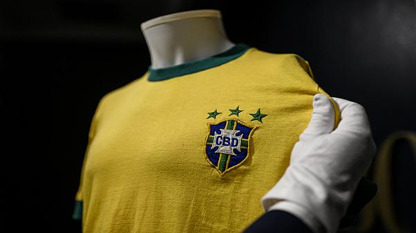 بيع قميص لأسطورة البرازيل بيليه بثلاثين ألف يورو في مزاد علني