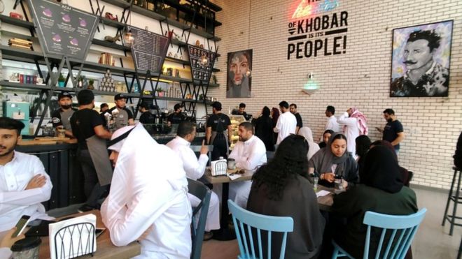 السعودية تسمح بدخول النساء والرجال إلى المطاعم من نفس الباب