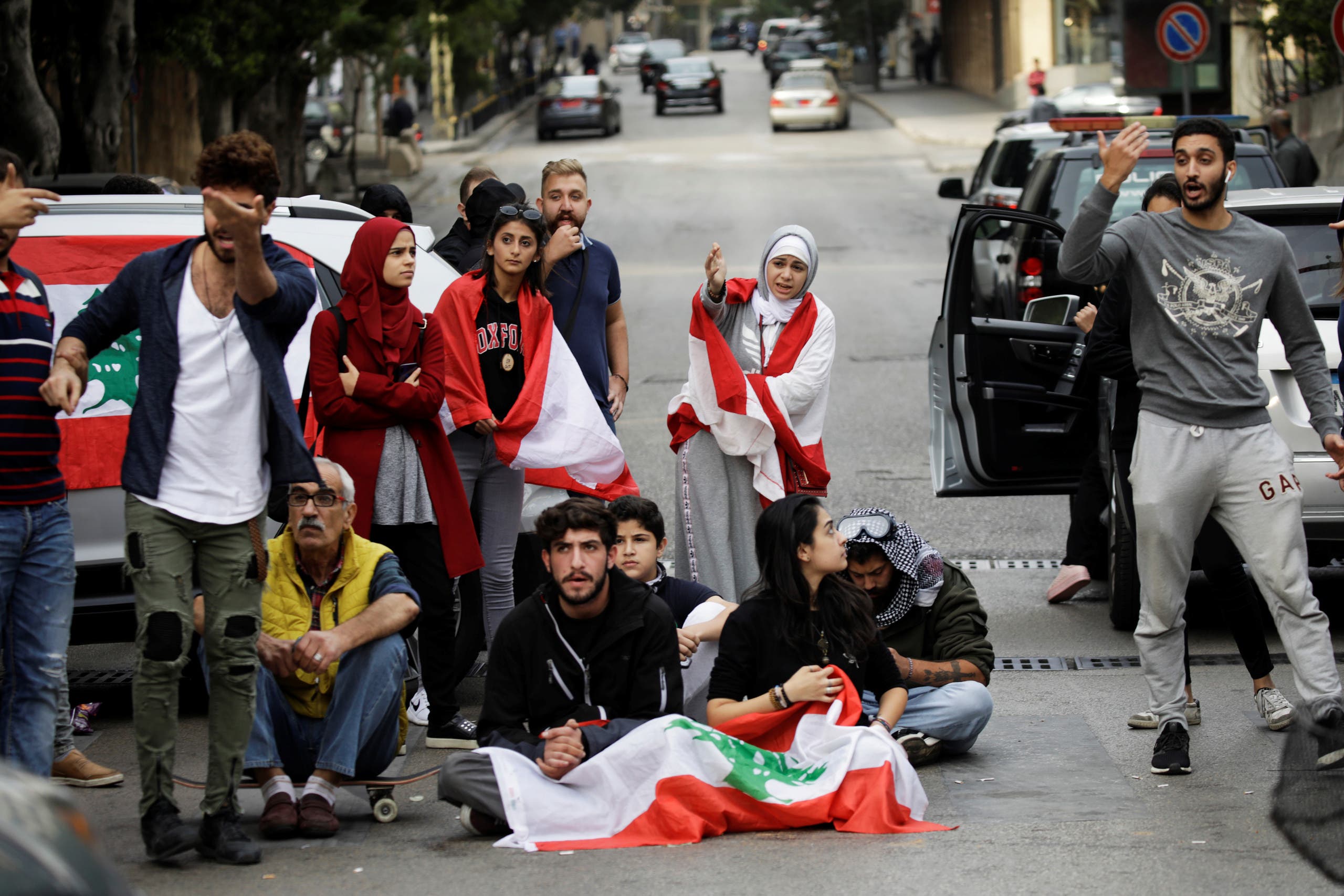 تأجيل الاستشارات النيابية يعقد الازمة الحكومية في لبنان والاحتجاجات مستمرة