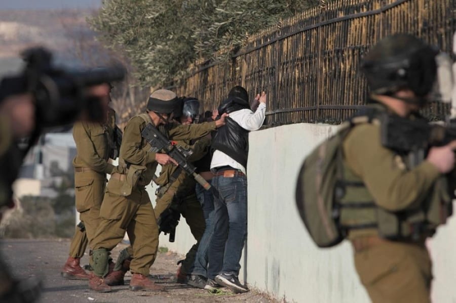 الاحتلال الصهيوني يعتقل 11 فلسطينيا بالضفة الغربية