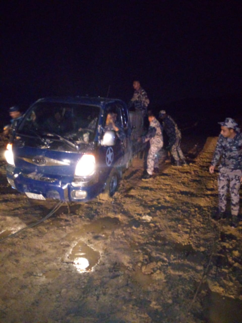 الدفاع المدني ينقذ شخصين علقت مركبتهم داخل مجرى سيل بمنطقة سد الكفرين - صور