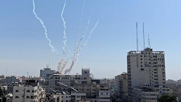 غارات صهيونية على مواقع في قطاع غزة ردا على إطلاق قذائف