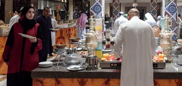 السعودية تلغي شرط تخصيص مدخل للعائلات في المطاعم