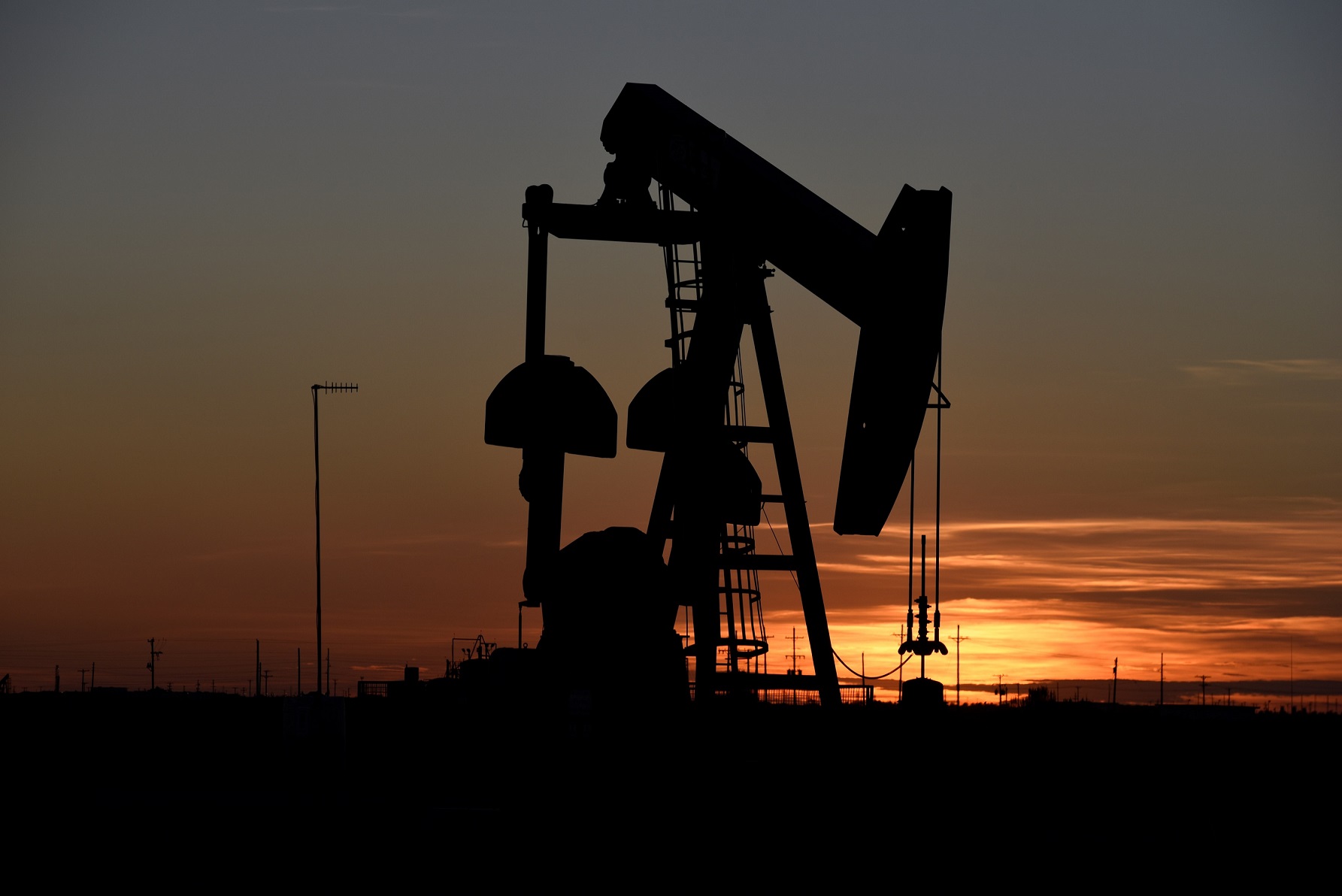 أسعار النفط تصعد لأعلى مستوى خلال ثلاثة أشهر