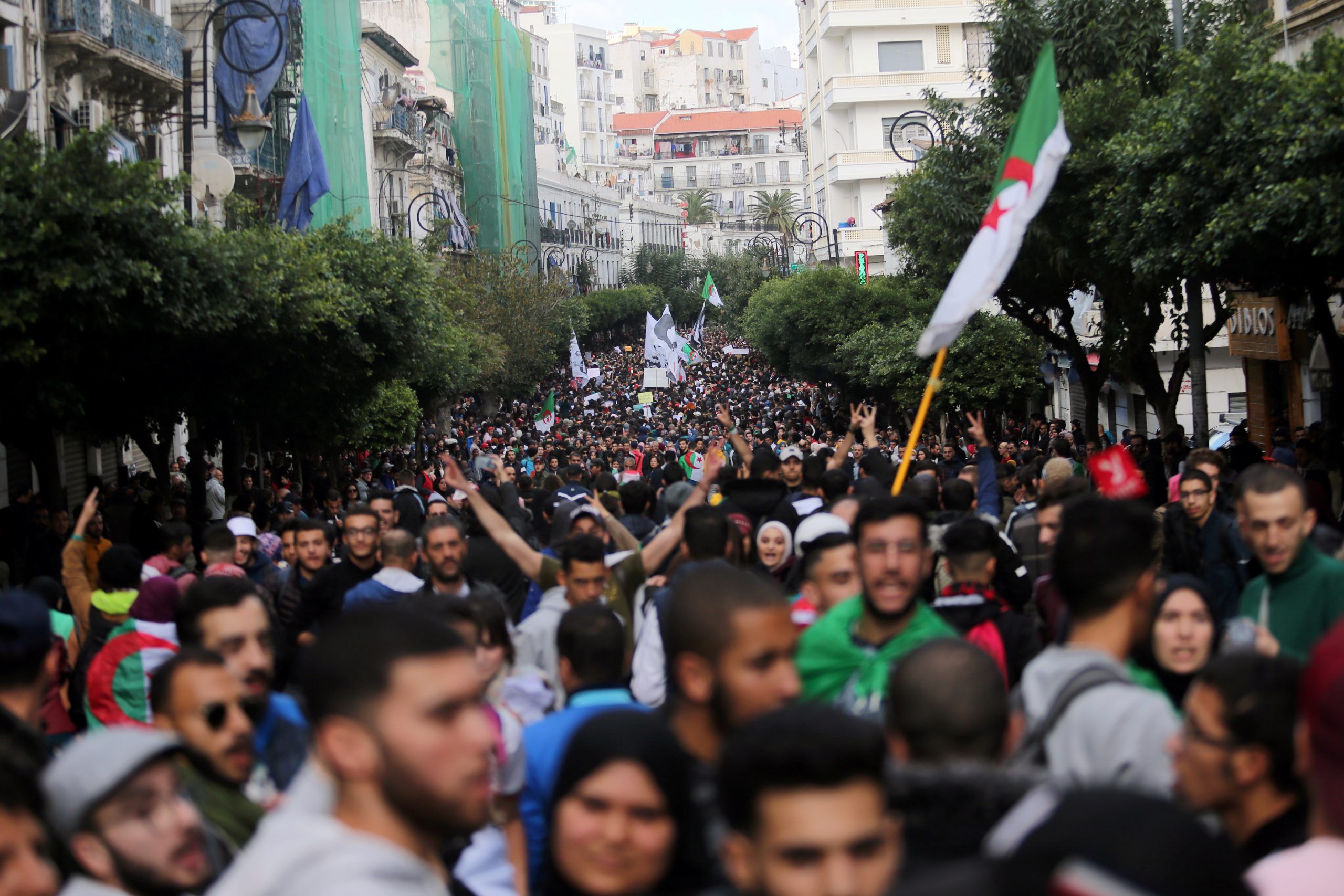 جزائريون يتظاهرون ضد نتائج الانتخابات